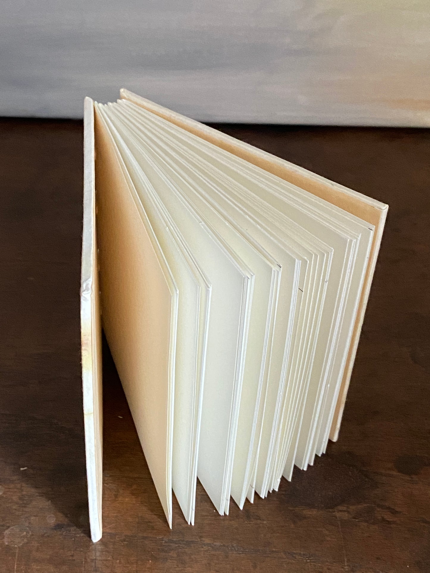 Skizzenbuch in koptischer Bindung, 11,5 x 12 mm mit Ecoprint-Einband